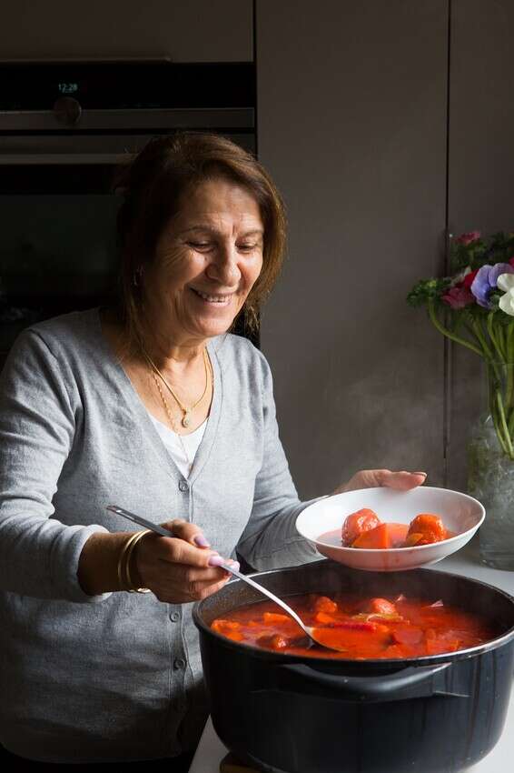 אליה באים כולם, להתכנס סביב סיר הקובה. דליה עטר // צילום: איתיאל ציון